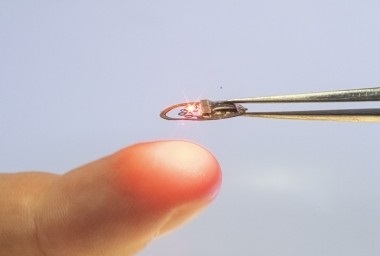 亞利桑納大學研究團隊融合光學和光遺傳學技術,開發微型LED設備有望逆轉失明、焦慮及成癮症等神經精神疾病 亞利桑納大學研究團隊融合光學和光遺傳學技術,開發微型LED設備有望逆轉失明、焦慮及成癮症等神經精神疾病